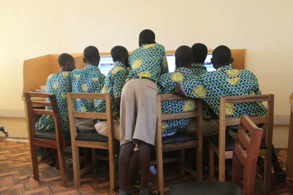 Jeunes travaillant sur des ordinateurs dans une salle informatique